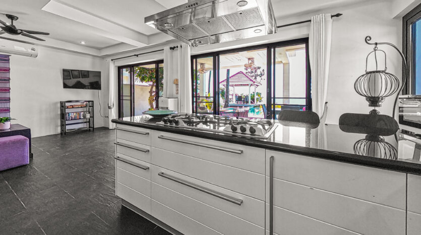 Beachfront Pool Villa 3BR – Malee Beach Villas E7