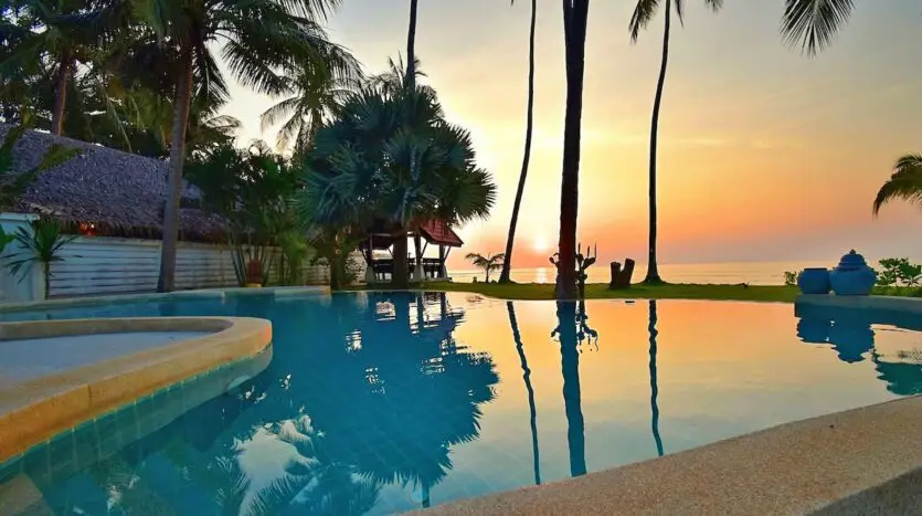 Beachfront Pool Villa 5BR – Malee Beach Villas E1